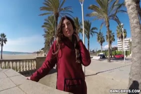 Mec mate une meuf et la viole dans une foret porno