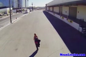 Femme nue fait le grand écart