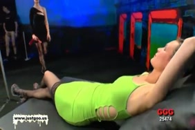 Image du grop penis dans le petit vagin