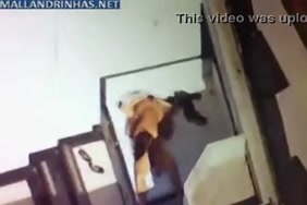 Elle se fait prendre par son fils sous la douche