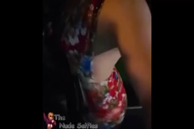 Il surprend sa soeur et il la baise dans la salle de bain