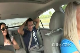 Le gamin introduit sa tante vid�o