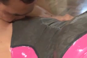 Un poney qui se fait une femme