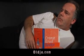 Fils fait massage relaxe à sa mère porn