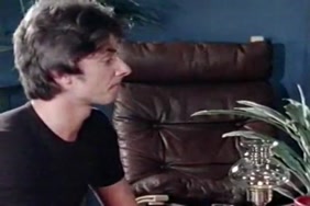 Il film sa soeur pendant quelle prend sa douche