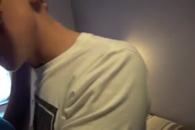 Elle surprend son frere qui se branle
