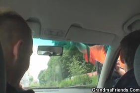Il ejacule sur une fille endormie