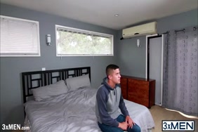 Jeune fille qui se fait déshabiller xxx