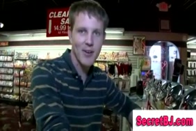 Il baise sa mere sauvagement