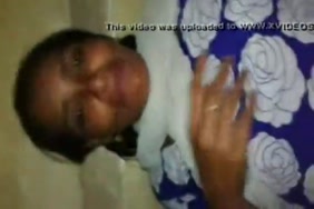 Lesfemme africainne qui se lave