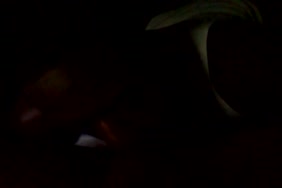 Cinq nanas regardent un mec se branler