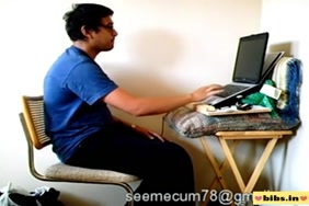 Un singe qui encule un autre singe