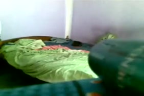 Elle vient me sucer pandant que je dort