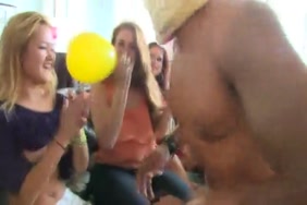 Danse tchewrk nue en douche gros fesse