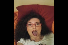 Il regarde sa mere se deshabiller