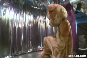 Baisee par des chiens
