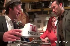 Il baise sa mere pendant que son pere travail