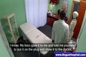 Une fammes fait baisier par singe