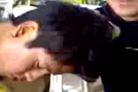Il lui touche la poitrine vidéo