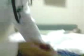 Profite de sa sœur qui dort et la baise