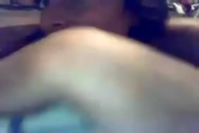 Il surprend sa mere sous la douche puis la defonce