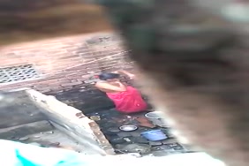 Mujer encuentra asu amiga teniendo sexo