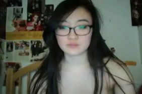 Une adolescente japonaise percée et percée a des relations sexuelles passionnées.