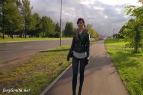 Les collants et les chaussettes noires taquinent dans les escaliers.