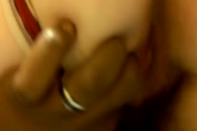 Une fille blanche au cul épais sencule elle-même dans le cul.