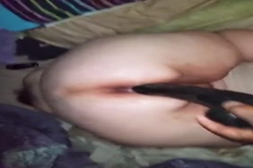 Pov de moi baisant mon cul avec un gros gode noir.