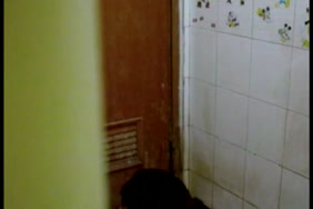 Une fille asiatique montre son corps sexy sous la douche.
