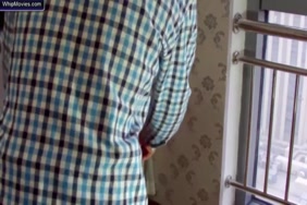 Une femme sexy me fait une fellation, puis je la fais bander.