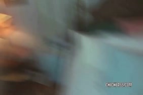 Une salope blonde aux gros seins se fait couvrir de sperme sur le visage.