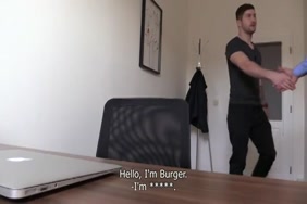 Il baise sa mère de force sauvagement