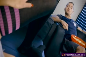 Fille se fait voir par sa mere pendant quelle se doigte