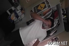 Video frere doigte sa soeur endormie