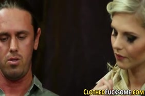 Viole fille a gros seins gif animé