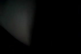 Une cheval baisse une fille
