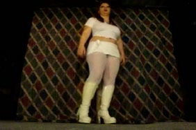 Soeur baise sa soeur avec gode ceinture