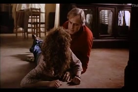Ma mère filmée nue dans la cuisine