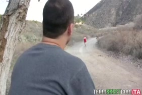 Il la surprend dans la douche et la defonce