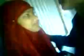 Vieille arabe grosse fesse baise dans rue