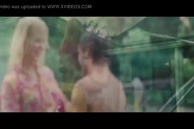 Femme de grosses fesses danse