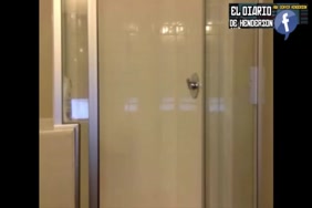 Un grand père fait lamour a sa petite fille