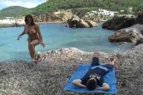 Il l a surprit nu et il profite