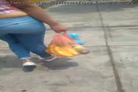 Femme qui se met un tampon
