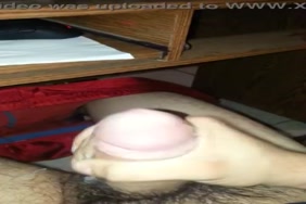 Un petit garçon baise sa mere