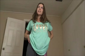 Baiser le fesse de sa cousine quand elle dort