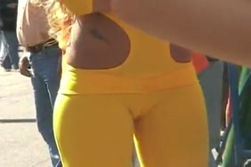 Elle touche la chate de sa mere pendent quel dor