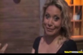 Il viole sa soeur et il la baise.porno